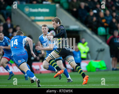 Northampton, Großbritannien. 8. Dezember 2018. Jamie Gibson von Northampton Saints läuft mit dem Ball im Europäischen Rugby Challenge Cup Match zwischen Northampton Saints und Drachen. Andrew Taylor/Alamy leben Nachrichten Stockfoto