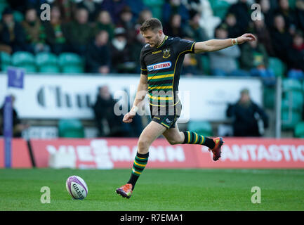 Northampton, Großbritannien. 8. Dezember 2018. Dan Biggar von Northampton Saints tritt für das Ziel der europäischen Rugby Challenge Cup Match zwischen Northampton Saints und Drachen. Andrew Taylor/Alamy leben Nachrichten Stockfoto