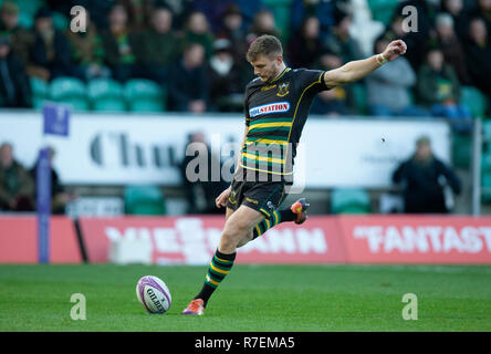 Northampton, Großbritannien. 8. Dezember 2018. Dan Biggar von Northampton Saints tritt für das Ziel der europäischen Rugby Challenge Cup Match zwischen Northampton Saints und Drachen. Andrew Taylor/Alamy leben Nachrichten Stockfoto