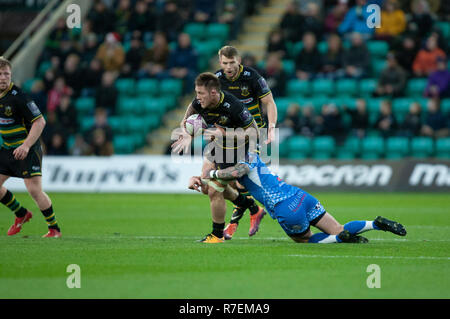 Northampton, Großbritannien. 8. Dezember 2018. Teimana Harrison von Northampton Saints läuft mit dem Ball im Europäischen Rugby Challenge Cup Match zwischen Northampton Saints und Drachen. Andrew Taylor/Alamy leben Nachrichten Stockfoto