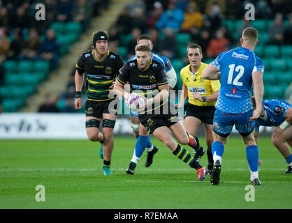 Northampton, Großbritannien. 8. Dezember 2018. Dan Biggar von Northampton Saints läuft mit dem Ball im Europäischen Rugby Challenge Cup Match zwischen Northampton Saints und Drachen. Andrew Taylor/Alamy leben Nachrichten Stockfoto