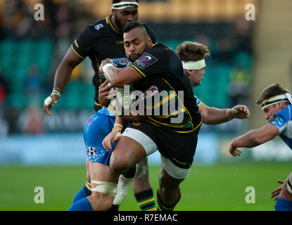 Northampton, Großbritannien. 8. Dezember 2018. Taqele Naiyaravoro von Northampton Saints läuft mit dem Ball im Europäischen Rugby Challenge Cup Match zwischen Northampton Saints und Drachen. Andrew Taylor/Alamy leben Nachrichten Stockfoto