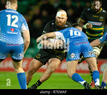 Northampton, Großbritannien. 8. Dezember 2018. Ben Franks von Northampton Saints wird von Josh Lewis während des Europäischen Rugby Challenge Cup Match zwischen Northampton Saints und Drachen in Angriff genommen. Andrew Taylor/Alamy leben Nachrichten Stockfoto