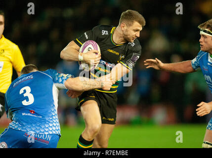 Northampton, Großbritannien. 8. Dezember 2018. Dan Biggar von Northampton Saints läuft mit dem Ball im Europäischen Rugby Challenge Cup Match zwischen Northampton Saints und Drachen. Andrew Taylor/Alamy leben Nachrichten Stockfoto