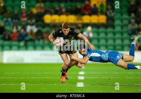 Northampton, Großbritannien. 8. Dezember 2018. Andrew Kellaway von Northampton Saints ist von Zane Kirchner während des Europäischen Rugby Challenge Cup Match zwischen Northampton Saints und Drachen in Angriff genommen. Andrew Taylor/Alamy leben Nachrichten Stockfoto