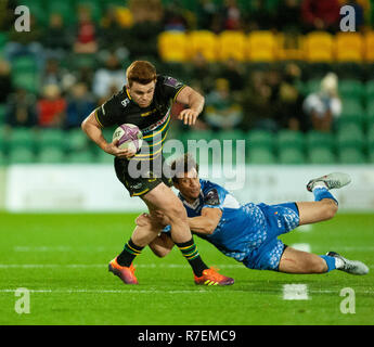 Northampton, Großbritannien. 8. Dezember 2018. Andrew Kellaway von Northampton Saints ist von Zane Kirchner während des Europäischen Rugby Challenge Cup Match zwischen Northampton Saints und Drachen in Angriff genommen. Andrew Taylor/Alamy leben Nachrichten Stockfoto