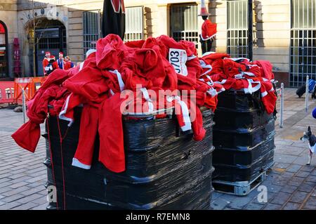 Glasgow, UK, 9. Dezember 2018 Tausende Läufer und Wanderer nahmen im Jahr 2018 Santa Strich in Glasgow, die im verfügbaren santa Kostüme weitgehend hinter der ganzen Stadt hinterlassen. Viele fanden den Weg in die offiziellen Biz, aber ein grosses aufräumen müssen folgen. Credit: Pawel Pietraszewski/Alamy leben Nachrichten Stockfoto