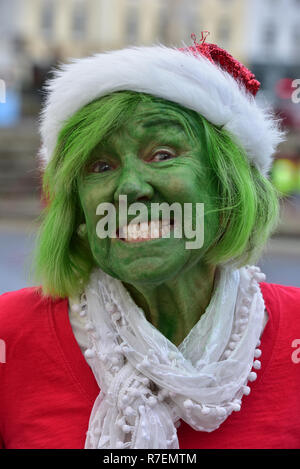 Admiral Cardiff 2018 Santa und Elf in der Walisischen Herzen liebe. Die größte festliche Sponsorenlauf in Wales in Cardiff Bay am Sonntag, den 9. Dezember stattfand Stockfoto