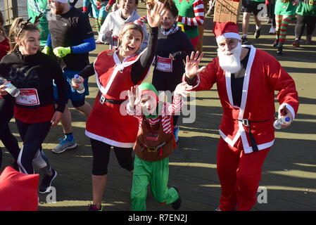 Admiral Cardiff 2018 Santa und Elf in der Walisischen Herzen liebe. Die größte festliche Sponsorenlauf in Wales in Cardiff Bay am Sonntag, den 9. Dezember stattfand Stockfoto