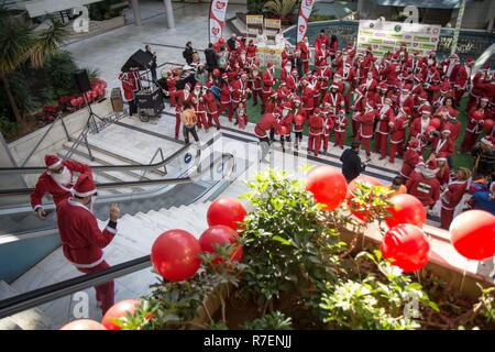 Athen, Griechenland. 9. Dez 2018. Die Teilnehmer werden vor der jährlichen Santa laufen gesehen. Hunderte von Menschen tragen Santa Claus Kostüme nehmen an der jährlichen Santa Run in Athen. Credit: SOPA Images Limited/Alamy leben Nachrichten Stockfoto