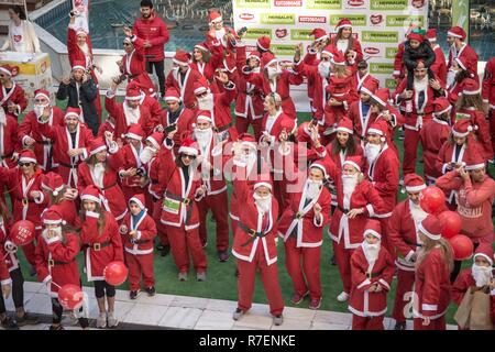 Athen, Griechenland. 9. Dez 2018. Die Teilnehmer tragen Santa Claus Kostüme vor der jährlichen Santa Run gesehen werden. Hunderte von Menschen tragen Santa Claus Kostüme nehmen an der jährlichen Santa Run in Athen. Credit: SOPA Images Limited/Alamy leben Nachrichten Stockfoto