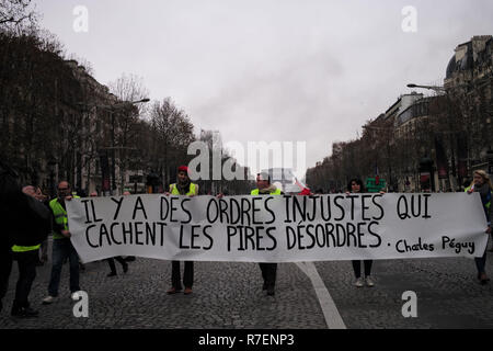 Paris, Frankreich. 8. Dez 2018. Paris, Frankreich. 8. Dez 2018. Die Demonstranten sind zu Fuß auf der Allee, die ihr Schild, "Es ist unfair, Bestellungen, Ausblenden der schlimmer desorders, Charkes Peguy 'Credit: Roger Ankri/Alamy Live News Credit: Roger Ankri/Alamy leben Nachrichten Stockfoto