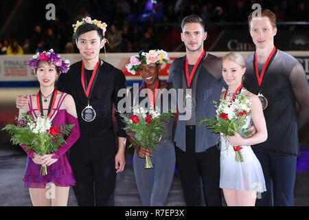 Vancouver, Kanada. 9. Dez 2018. Doug Mitchell Thunderbird Sport Centre, Vancouver, BC, Kanada. 8 Dez, 2018. (L und R) Cheng Peng & Yang Jin (CHN), Vanessa und James Morgan Cipres (FRA), Evgenia Tarasova & Wladimir Morosow (RUS), 8. DEZEMBER 2018 - Eiskunstlauf: 2018 ISU Grand Prix Finale Paare Preisverleihung Doug Mitchell Thunderbird Sport Centre, Vancouver, BC, Kanada. Credit: YUTAKA/LBA SPORT/Alamy leben Nachrichten Stockfoto