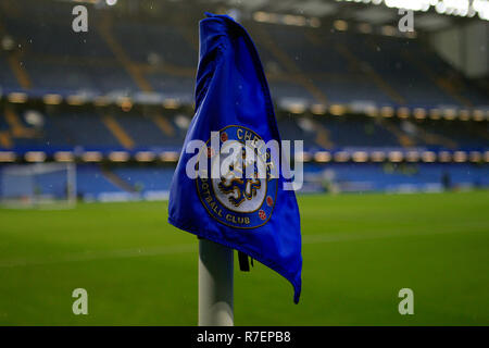 London, Großbritannien. 8. Dez 2018. Eine Nahaufnahme von einem Chelsea FC Fahne im Stadion vor. Premier League match, Chelsea V Manchester City an der Stamford Bridge in London am Samstag, den 8. Dezember 2018. Dieses Bild dürfen nur für redaktionelle Zwecke verwendet werden. Nur die redaktionelle Nutzung, eine Lizenz für die gewerbliche Nutzung erforderlich. Keine Verwendung in Wetten, Spiele oder einer einzelnen Verein/Liga/player Publikationen. pic von Steffan Bowen/Andrew Orchard sport Fotografie/Alamy leben Nachrichten Stockfoto