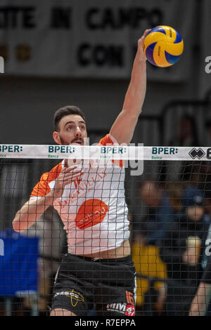 Modena, Italien. 8. Dez 2018. Deutsche Johansen von Siena in der Italienischen Männer Volleyball Liga Serie A1 (SuperLega UnipolSai) Match zwischen Modena Volley und Emma Villen Siena am PalaPanini in Modena, Italien, 8. Dezember 2018. Credit: Enrico Calderoni/LBA SPORT/Alamy leben Nachrichten Stockfoto