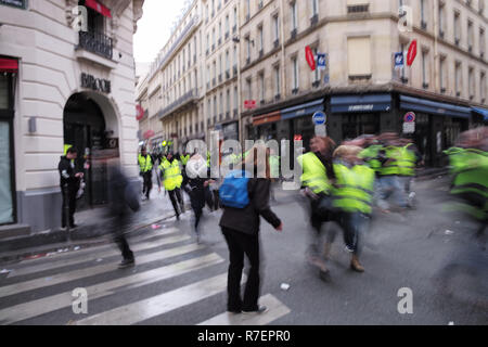Paris, Frankreich. 8. Dez 2018. Demonstranten, Gilets Jaunes, Laufen weg von Polizisten, CRS, laufen, nachdem Sie von der Avenue des Champs Elysees Credit: Roger Ankri/Alamy leben Nachrichten Stockfoto