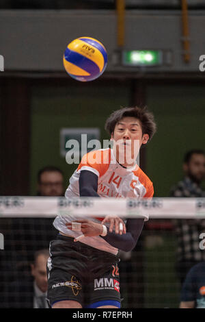 Modena, Italien. 8. Dez 2018. Yuki Ishikawa von Siena in der Italienischen Männer Volleyball Liga Serie A1 (SuperLega UnipolSai) Match zwischen Modena Volley und Emma Villen Siena am PalaPanini in Modena, Italien, 8. Dezember 2018. Credit: Enrico Calderoni/LBA SPORT/Alamy leben Nachrichten Stockfoto