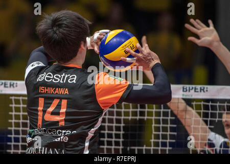 Modena, Italien. 8. Dez 2018. Yuki Ishikawa von Siena in der Italienischen Männer Volleyball Liga Serie A1 (SuperLega UnipolSai) Match zwischen Modena Volley und Emma Villen Siena am PalaPanini in Modena, Italien, 8. Dezember 2018. Credit: Enrico Calderoni/LBA SPORT/Alamy leben Nachrichten Stockfoto