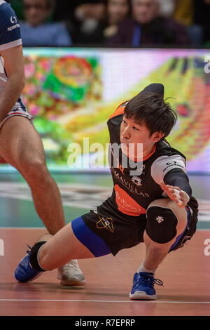 Modena, Italien. 8. Dez 2018. Yuki Ishikawa von Siena in der Italienischen Männer Volleyball Liga Serie A1 (SuperLega UnipolSai) Match zwischen Modena Volley und Emma Villen Siena am PalaPanini in Modena, Italien, 8. Dezember 2018. Credit: Enrico Calderoni/LBA SPORT/Alamy leben Nachrichten Stockfoto