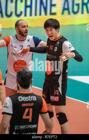 Modena, Italien. 8. Dez 2018. Yuki Ishikawa von Siena in der Italienischen Männer Volleyball Liga Serie A1 (SuperLega UnipolSai) Match zwischen Modena Volley und Emma Villen Siena am PalaPanini in Modena, Italien, 8. Dezember 2018. Credit: Enrico Calderoni/LBA SPORT/Alamy leben Nachrichten Stockfoto