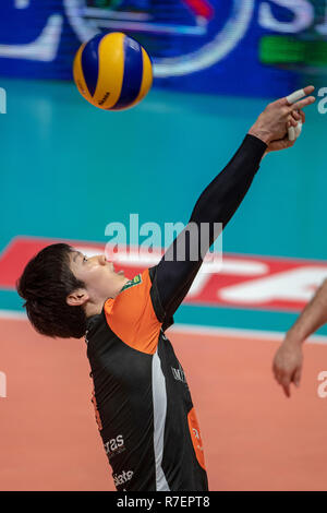 Modena, Italien. 8. Dez 2018. Yuki Ishikawa von Siena in der Italienischen Männer Volleyball Liga Serie A1 (SuperLega UnipolSai) Match zwischen Modena Volley und Emma Villen Siena am PalaPanini in Modena, Italien, 8. Dezember 2018. Credit: Enrico Calderoni/LBA SPORT/Alamy leben Nachrichten Stockfoto