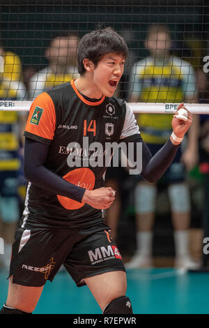 Modena, Italien. 8. Dez 2018. Yuki Ishikawa von Siena in der Italienischen Männer Volleyball Liga Serie A1 (SuperLega UnipolSai) Match zwischen Modena Volley und Emma Villen Siena am PalaPanini in Modena, Italien, 8. Dezember 2018. Credit: Enrico Calderoni/LBA SPORT/Alamy leben Nachrichten Stockfoto