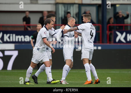 Dens Park, Dundee, Schottland, Großbritannien. 9. Dezember, 2018. Ladbrokes Premiership Fußball, Dundee gegen Rangers; Kenny Miller von Dundee ist gratulierte nach dem Scoring für 1-0 von Martin WoodsEditorial verwenden Sie nur, eine Lizenz für die gewerbliche Nutzung erforderlich. Keine Verwendung in Wetten, Spiele oder einzelne Verein/Liga/player Publikationen. Credit: Aktion Plus Sport Bilder/Alamy leben Nachrichten Stockfoto