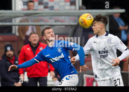 Dens Park, Dundee, Schottland, Großbritannien. 9. Dezember, 2018. Ladbrokes Premiership Fußball, Dundee gegen Rangers; Jesse Currafor ein Header mit Andrew Halliday von RangersEditorial nur verwenden, eine Lizenz für die gewerbliche Nutzung erforderlich. Keine Verwendung in Wetten, Spiele oder einzelne Verein/Liga/player Publikationen. Credit: Aktion Plus Sport Bilder/Alamy leben Nachrichten Stockfoto