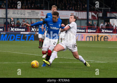 Dens Park, Dundee, Schottland, Großbritannien. 9. Dezember, 2018. Ladbrokes Premiership Fußball, Dundee gegen Rangers; James Tavernier der Rangers ist in Angriff von Paul McGowan von DundeeEditorial verwenden Sie nur, eine Lizenz für die gewerbliche Nutzung erforderlich. Keine Verwendung in Wetten, Spiele oder einzelne Verein/Liga/player Publikationen. Credit: Aktion Plus Sport Bilder/Alamy leben Nachrichten Stockfoto