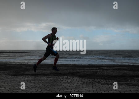 20. Jahrestag der Aberystwyth 10 Kilometer laufen, gestartet und beendet auf das Aberystwyth Promenade in einer kalten, windigen und regnerischen Tag. Stockfoto