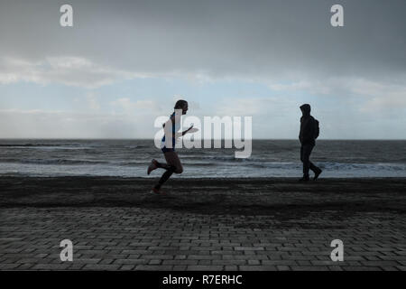 20. Jahrestag der Aberystwyth 10 Kilometer laufen, gestartet und beendet auf das Aberystwyth Promenade in einer kalten, windigen und regnerischen Tag. Stockfoto