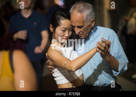 Buenos Aires, Argentinien. 08 Dez, 2018. Ein paar Tango tanzen während der? Große nationale Milonga 2018? Auf der Avenida de Mayo in Buenos Aires, Argentinien, am Samstag, 8. Dezember 2018. Tausende von tango Liebhaber in der Stadt Buenos Aires tango versammelten sich in den Straßen zu tanzen. Credit: Mario De Fina/FotoArena/Alamy leben Nachrichten Stockfoto