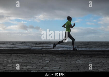 20. Jahrestag der Aberystwyth 10 Kilometer laufen, gestartet und beendet auf das Aberystwyth Promenade in einer kalten, windigen und regnerischen Tag. Stockfoto