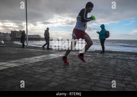 20. Jahrestag der Aberystwyth 10 Kilometer laufen, gestartet und beendet auf das Aberystwyth Promenade in einer kalten, windigen und regnerischen Tag. Stockfoto