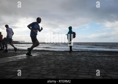 20. Jahrestag der Aberystwyth 10 Kilometer laufen, gestartet und beendet auf das Aberystwyth Promenade in einer kalten, windigen und regnerischen Tag. Stockfoto