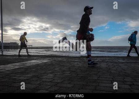 20. Jahrestag der Aberystwyth 10 Kilometer laufen, gestartet und beendet auf das Aberystwyth Promenade in einer kalten, windigen und regnerischen Tag. Stockfoto