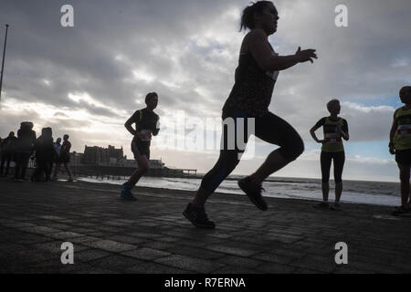 20. Jahrestag der Aberystwyth 10 Kilometer laufen, gestartet und beendet auf das Aberystwyth Promenade in einer kalten, windigen und regnerischen Tag. Stockfoto