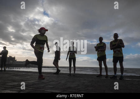 20. Jahrestag der Aberystwyth 10 Kilometer laufen, gestartet und beendet auf das Aberystwyth Promenade in einer kalten, windigen und regnerischen Tag. Stockfoto