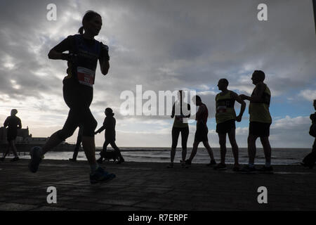 20. Jahrestag der Aberystwyth 10 Kilometer laufen, gestartet und beendet auf das Aberystwyth Promenade in einer kalten, windigen und regnerischen Tag. Stockfoto