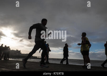 20. Jahrestag der Aberystwyth 10 Kilometer laufen, gestartet und beendet auf das Aberystwyth Promenade in einer kalten, windigen und regnerischen Tag. Stockfoto