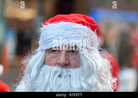 Glasgow, Schottland, Großbritannien. 9 Dezember, 2018: Tausende Läufer verkleidet als Weihnachtsmann nehmen an den jährlichen Santa Strich durch die Innenstadt in kalten Bedingungen in einem 5 k festliche Liebe Fun Run organisiert, um Mittel für gute Zwecke erheben. Nominiert ist in diesem Jahr die Nächstenliebe ist die Beatson Krebs Liebe. Credit: Skully/Alamy leben Nachrichten Stockfoto