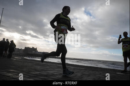 20. Jahrestag der Aberystwyth 10 Kilometer laufen, gestartet und beendet auf das Aberystwyth Promenade in einer kalten, windigen und regnerischen Tag. Stockfoto