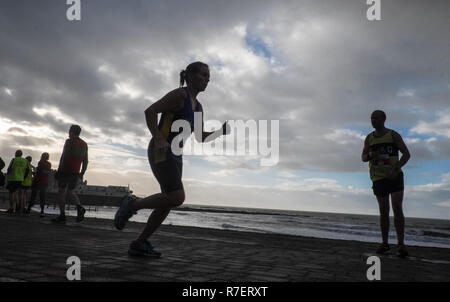 20. Jahrestag der Aberystwyth 10 Kilometer laufen, gestartet und beendet auf das Aberystwyth Promenade in einer kalten, windigen und regnerischen Tag. Stockfoto