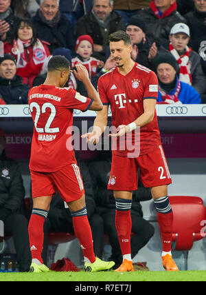 München, Deutschland. 8. Dezember 2018. Serge GNABRY, FCB 22 Sandro Wagner, FCB 2 ändern, Substitution, FC BAYERN MÜNCHEN - 1.FC Nürnberg 3-0 - DFL-Bestimmungen verbieten die Verwendung von Fotografien als BILDSEQUENZEN und/oder quasi-VIDEO - 1. Deutsche Fussball Liga, München, 08. Dezember 2018 Saison 2018/2019, Spieltag 14, FCB, 1.FC Nürnberg © Peter Schatz/Alamy leben Nachrichten Stockfoto