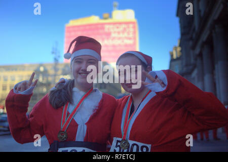 Glasgow, Schottland, UK, 9. Dezember. Santa Dash Sonntag sah der Start und das Ziel in der Mitte der Stadt in George als Weihnachtsmänner lief auf der Zielgeraden zu dann Party in der Christmas Market Square. Kredit Gerard Fähre / alamy Nachrichten Stockfoto