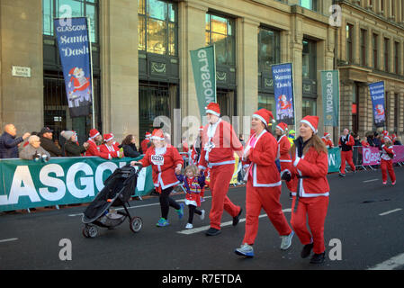 Glasgow, Schottland, UK, 9. Dezember. Santa Dash Sonntag sah der Start und das Ziel in der Mitte der Stadt in George als Weihnachtsmänner lief auf der Zielgeraden zu dann Party in der Christmas Market Square. Kredit Gerard Fähre / alamy Nachrichten Stockfoto