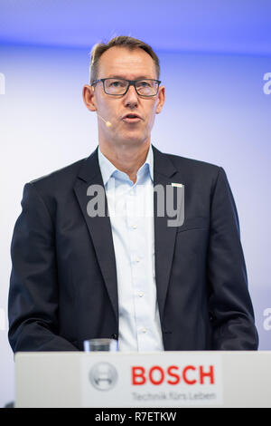 Gerlingen, Deutschland. 07 Dez, 2018. Christian Fischer, Zukunft Bosch-geschäftsführer für die Energie- und Gebäudetechnik, wird auf einer Pressekonferenz, die von der Bosch Building Technology Division organisiert sprechen. Credit: Sebastian Gollnow/dpa/Alamy leben Nachrichten Stockfoto