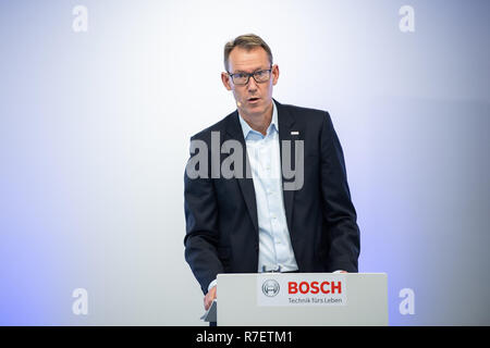 Gerlingen, Deutschland. 07 Dez, 2018. Christian Fischer, Zukunft Bosch-geschäftsführer für die Energie- und Gebäudetechnik, wird auf einer Pressekonferenz, die von der Bosch Building Technology Division organisiert sprechen. Credit: Sebastian Gollnow/dpa/Alamy leben Nachrichten Stockfoto