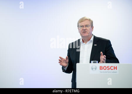 Gerlingen, Deutschland. 07 Dez, 2018. Stefan Hartung, ehemaliger Bosch-geschäftsführer für die Energie- und Gebäudetechnik, wird auf einer Pressekonferenz des Bosch Building Technology Division sprechen. Vom 1. Januar 2019, Hartung wird der neue Geschäftsführer für die Mobility Solutions Division. Credit: Sebastian Gollnow/dpa/Alamy leben Nachrichten Stockfoto