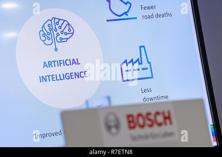 Gerlingen, Deutschland. 07 Dez, 2018. Während einer Präsentation, die Worte 'Künstliche Intelligenz' erscheinen auf einem Bildschirm hinter eine Konsole mit dem Bosch Logo. Credit: Sebastian Gollnow/dpa/Alamy leben Nachrichten Stockfoto